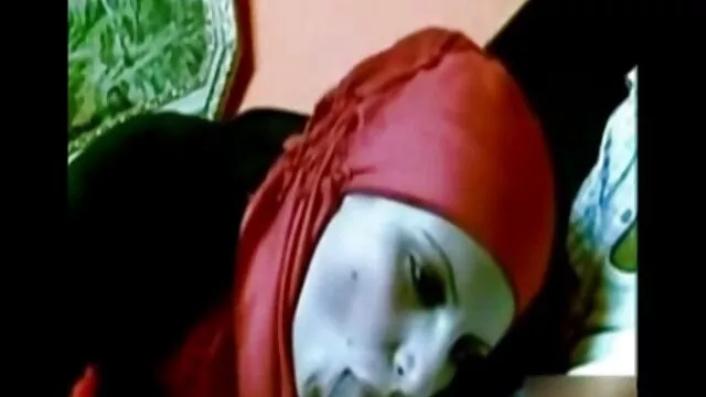 Kepala bokep tudung hot terkunci dalam kandang baja.